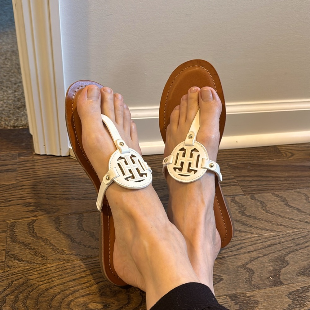 New Litzy Tommy Hilfiger flip flops with comfort memory foam 9 M nwt